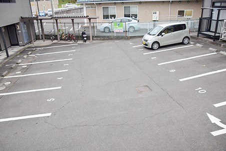 ①クリニックメンテナンス棟②メンテナンス棟玄関③駐車場