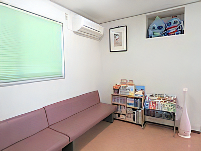 ①クリニック外観②受付③待合室