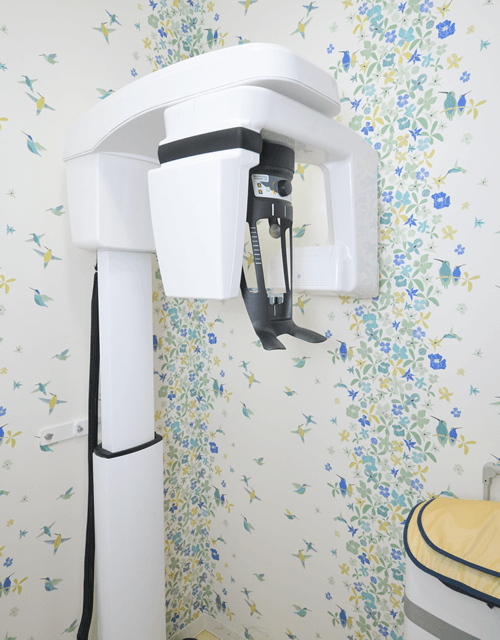 治療の確実性を高めるため歯科用CTにより診断を行っています。