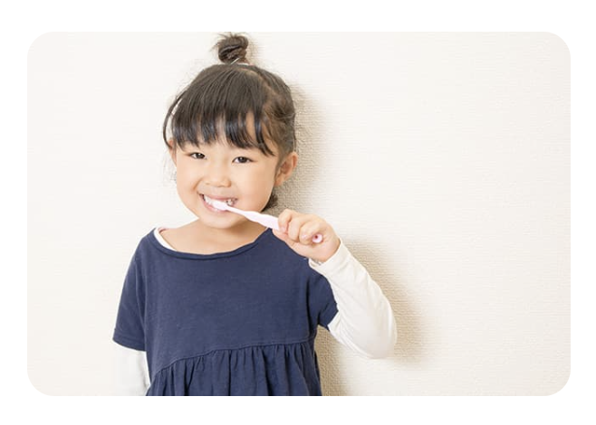 お子様が歯科医院に対して恐怖心を抱かないよう、治療は無理に進めず、慣れることから始めます
