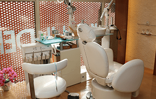 ①外観②カウンセリングルーム③診療室