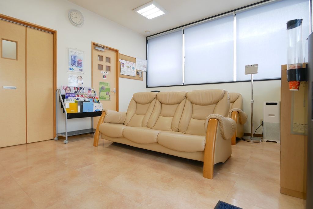 ①外観②受付③待合室
