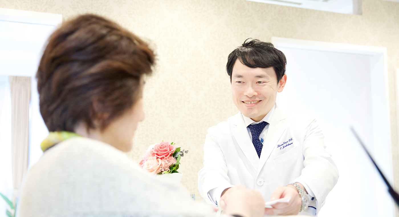 ①②診療風景 ③受付