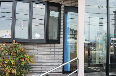 ①クリニック外観　②歯科用機器　③診療室