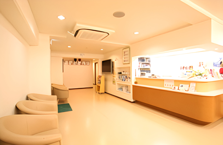 ①外観②ロビー③待合室