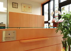 ①クリニック外観②受付③診療室