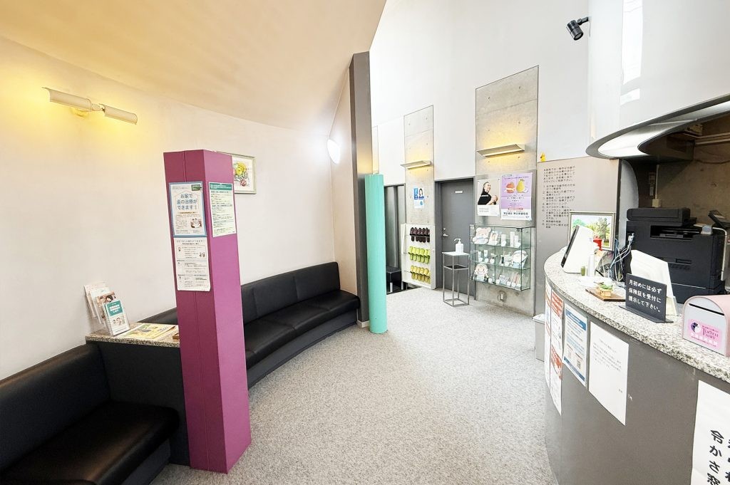 ①外観②待合室③診療室