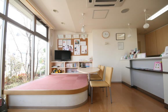 キッズスペースにはおもちゃや絵本がございます