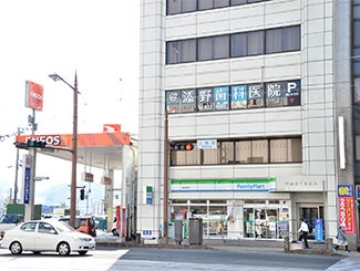 ①ビル外観②受付③バリアフリー設計
