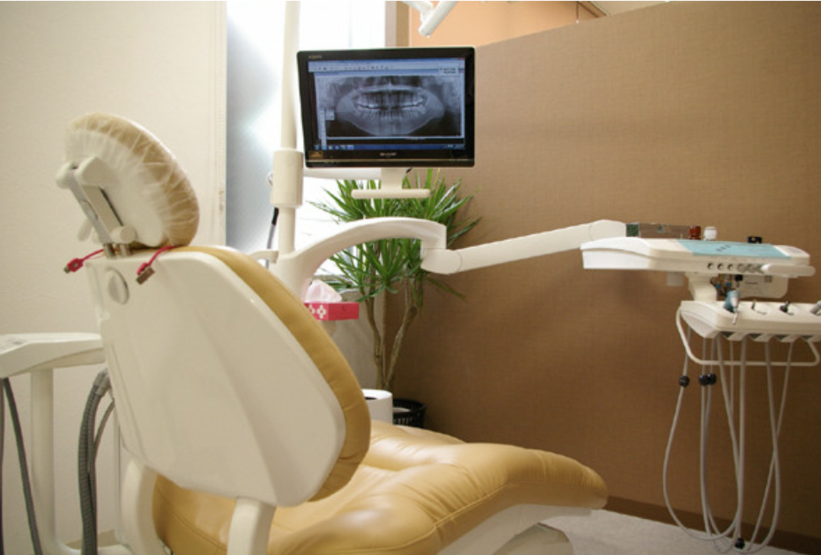 モニター設置の診療チェアで分かりやすく説明