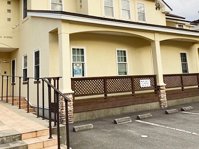 院の前に駐車場がございます