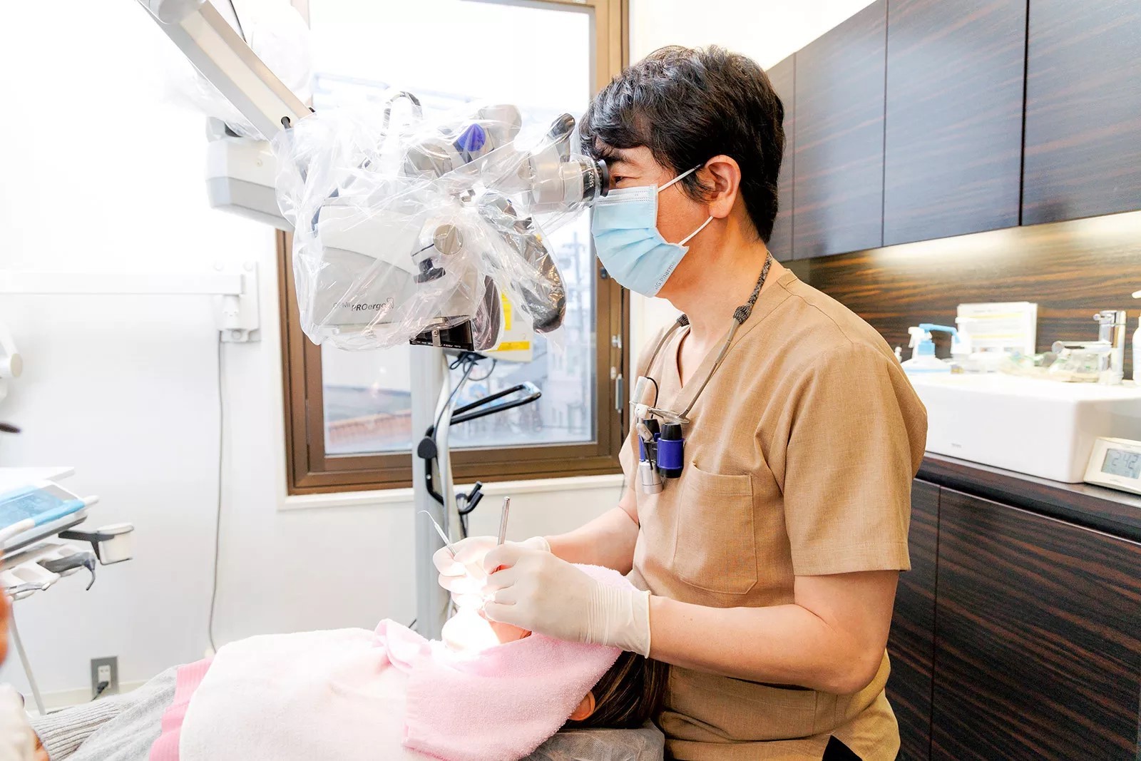 歯科用顕微鏡を活用し視野を肉眼の数十倍拡大し治療をしています