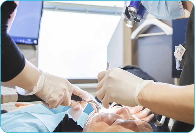 拡大鏡を使用した綿密治療