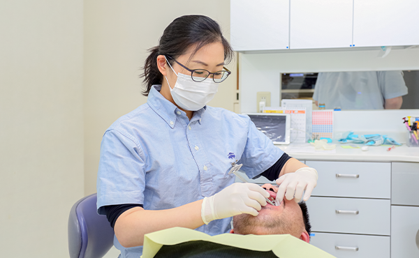 むし歯や歯周病の治療、詰め物・被せ物による修復、入れ歯の調整など、幅広い歯科治療を提供しています