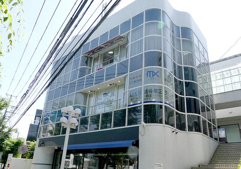 ①本院は「パルティー芦屋」の2階です ②受付 ③待合室