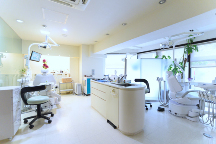 広々とした清潔感のある診療室で、丁寧に治療を行います