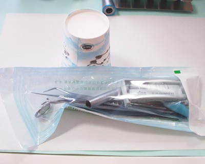 治療器具は専用パックに入れて滅菌しています