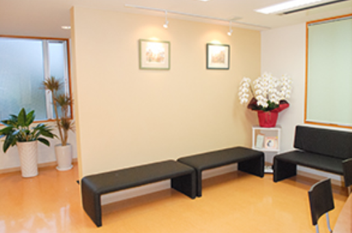 ①クリニック外観　②受付　③待合室