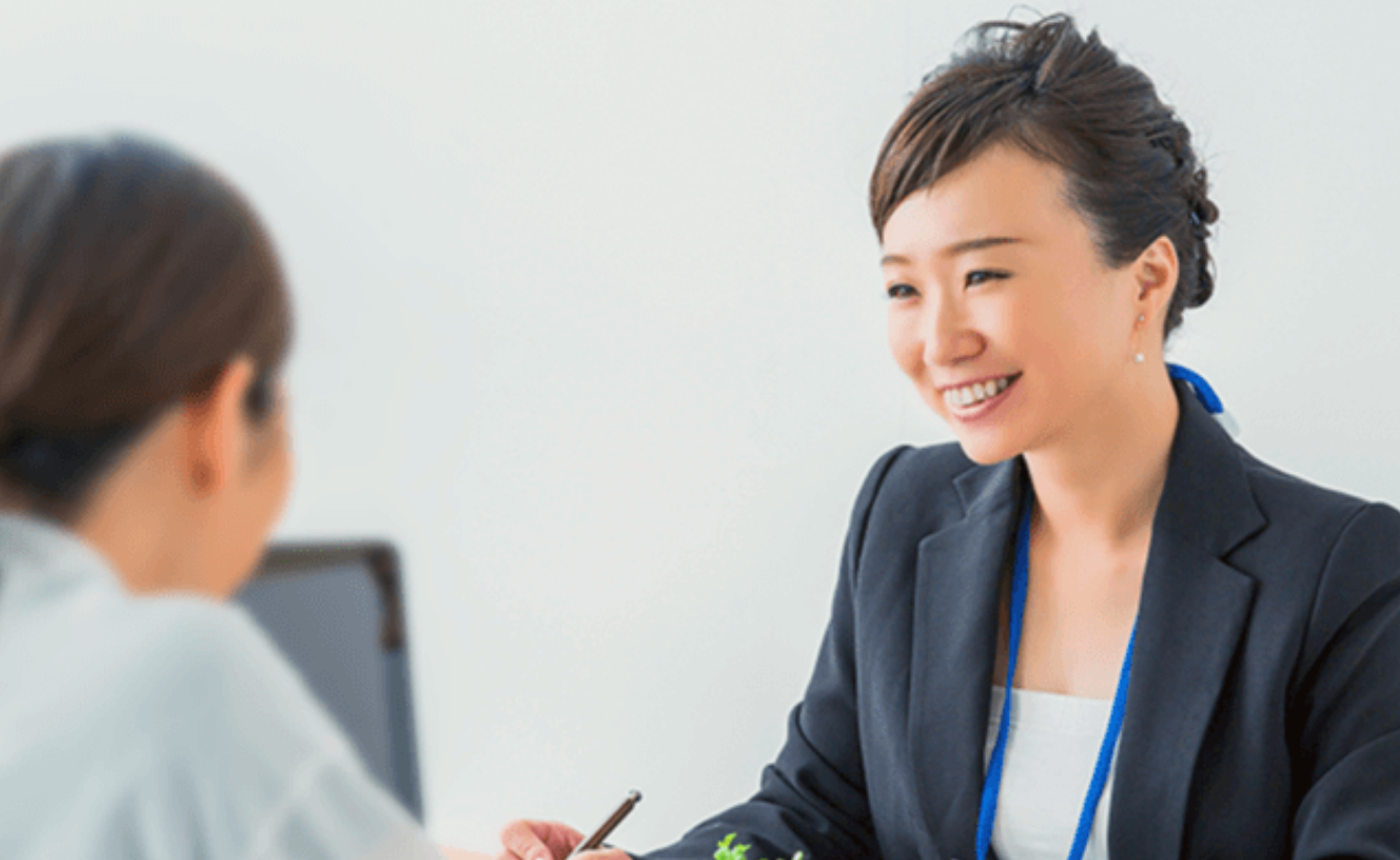 表側の矯正装置から目立ちにくい裏側矯正、透明なマウスピース型装置まで、多様な治療オプションを提供しています