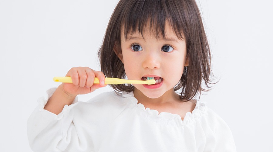 専用器具で磨き残した歯垢を徹底的に落としています