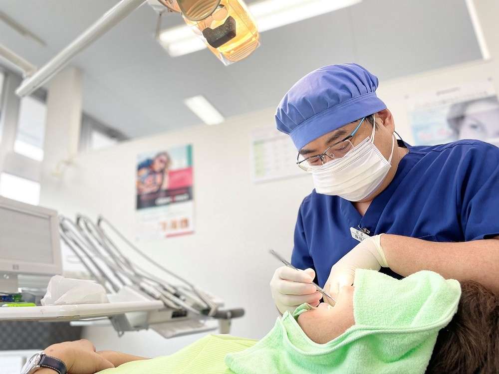 診療中の院長（画像1枚目）　医院外観（同2枚目）　認定証（同3枚目）