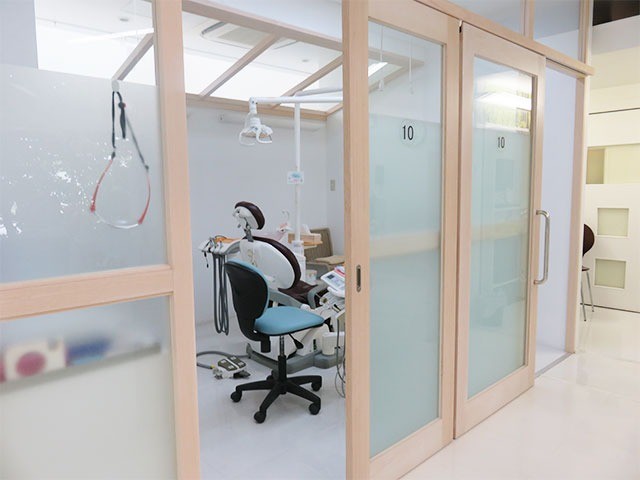 インプラント治療は約2500症例に及び、積み重ねてきた経験をもとに個々の状態に合わせた対応を行っています。