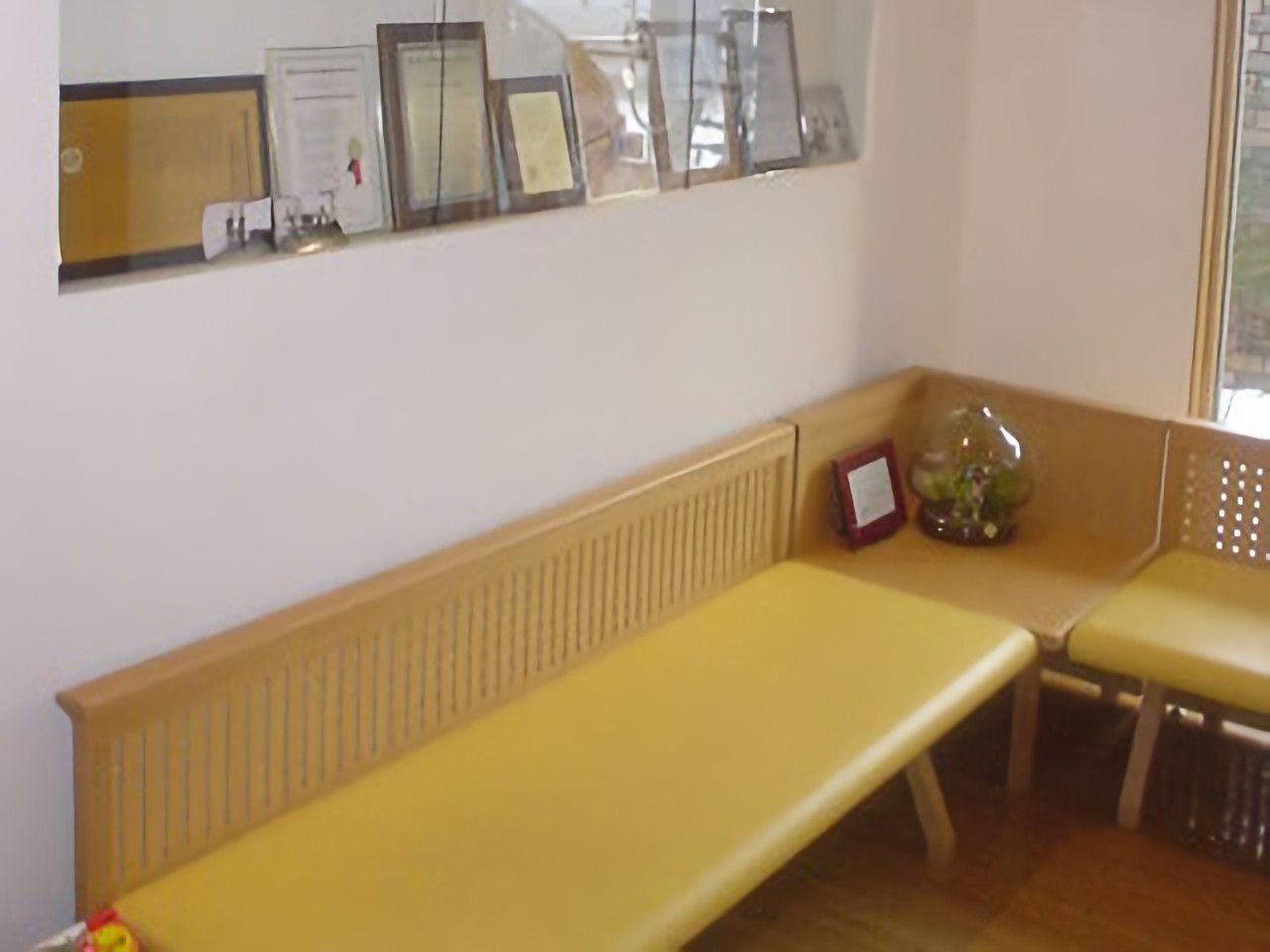 ①医院外観②受付③待合室