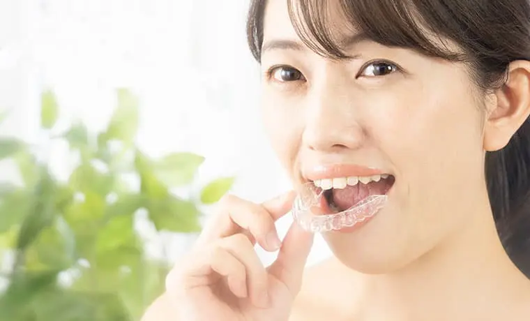 透明で目立ちにくい装置を使った矯正が可能です