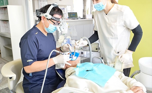 拡大鏡を使った丁寧な処置で歯の保存を実現