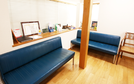 ①外観②待合スペース③診療室