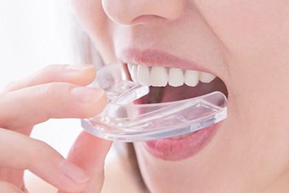 目立ちにくい装置で歯並びを整えています