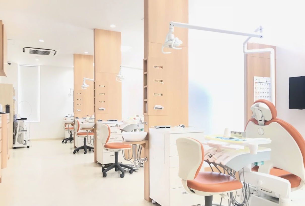 ①クリニック外観　②受付　③診察室