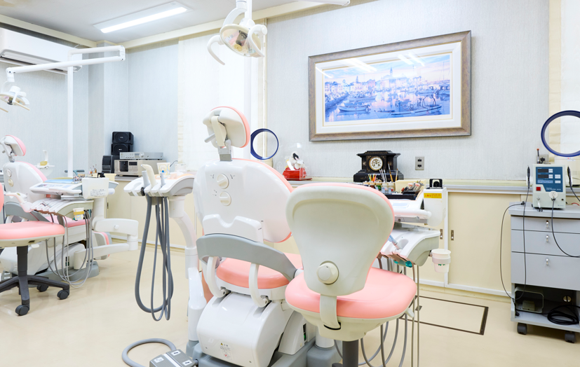 ①クリニック看板②受付③診療室