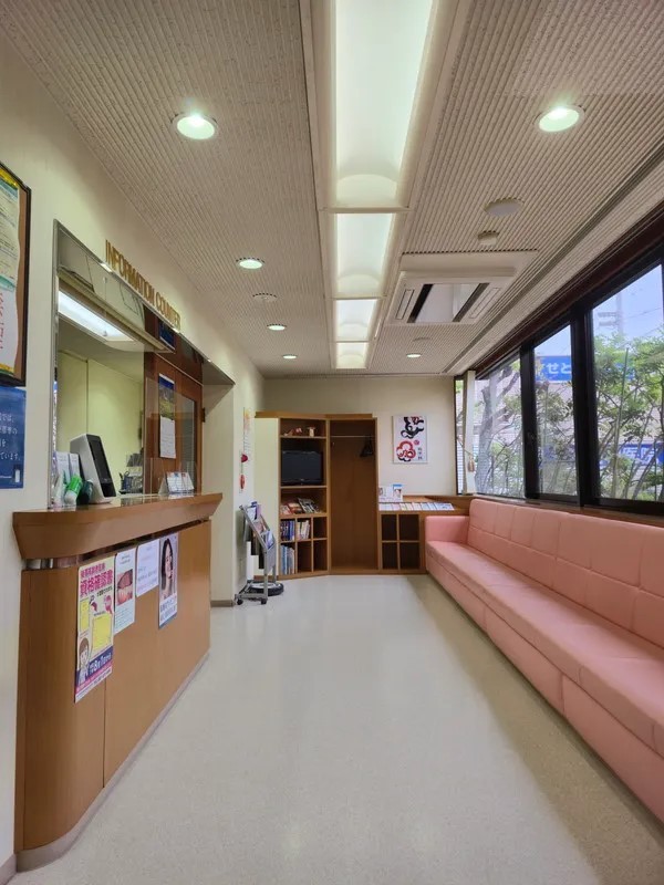 待合室には雑誌などがご用意されています