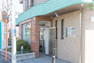 ①クリニック外観※写真はイメージです。　②受付※写真はイメージです。　③治療器具※写真はイメージです。