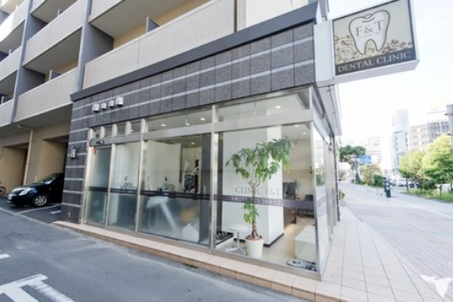 ①クリニック外観　②受付　③待合室