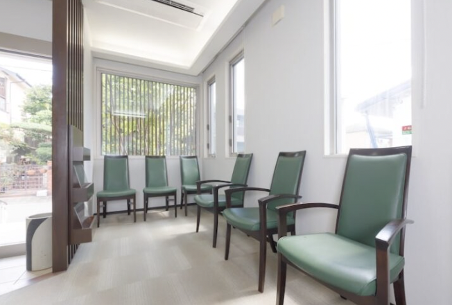 出典：①クリニック外観②待合室③診療チェア