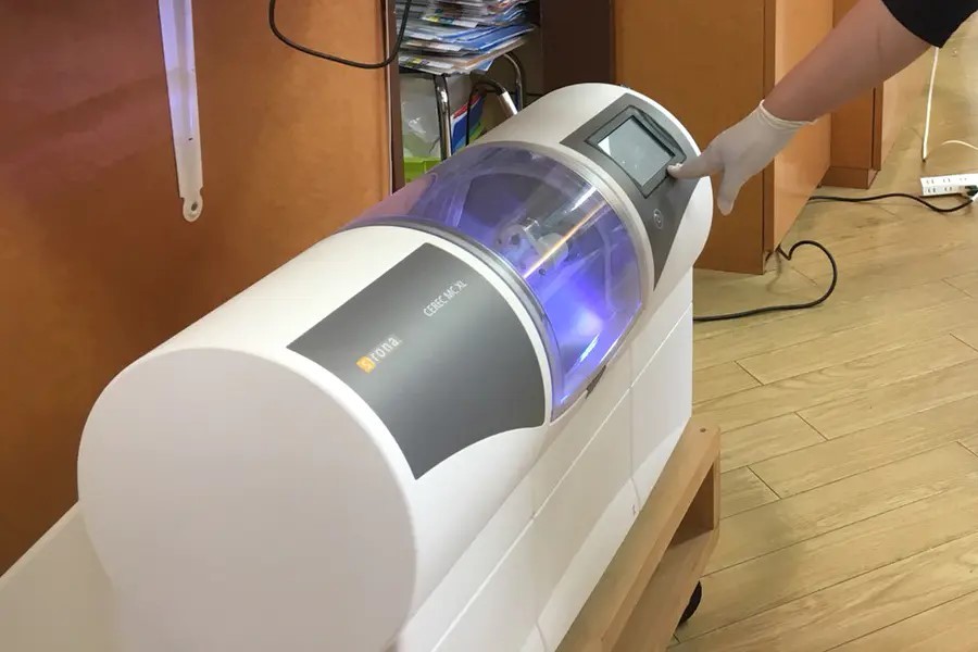セレックという短時間で詰め物・被せ物が作成できるシステムです