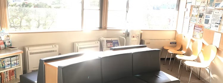 ①クリニック外観②待合室③玄関