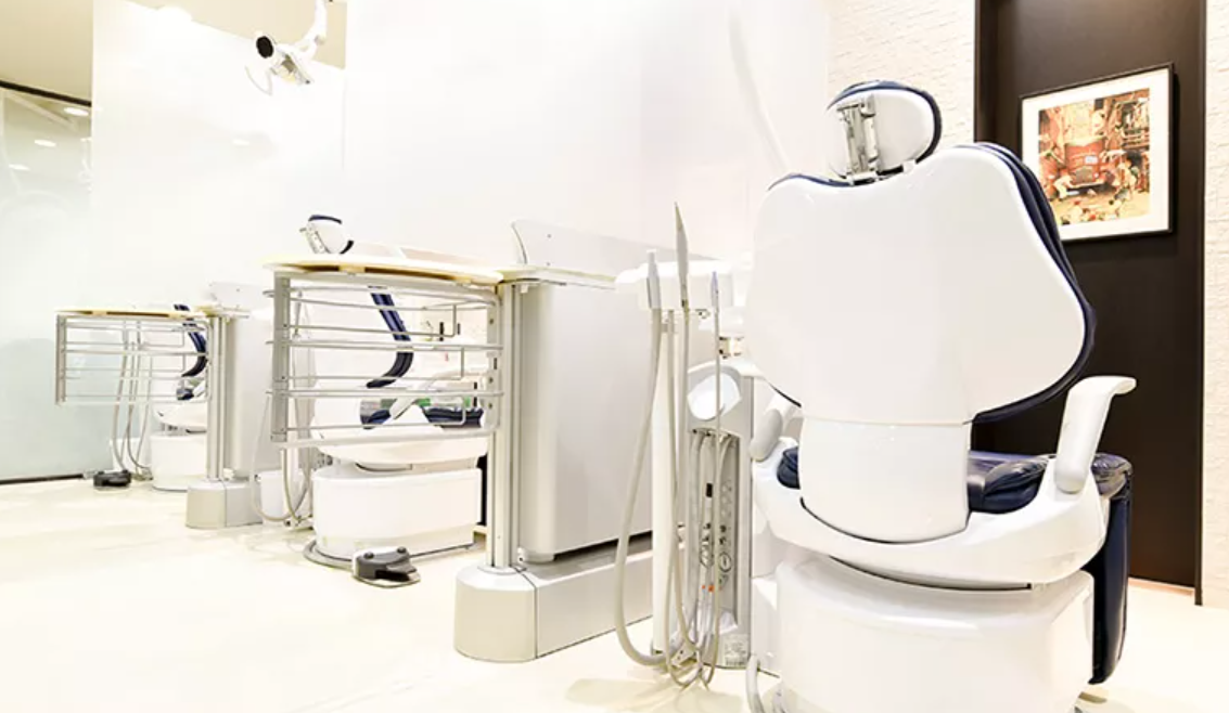 矯正を専門に行う歯科医が担当します