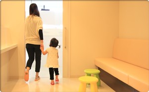 お子様の年齢や成長段階、歯科診療への慣れ方に配慮しています。