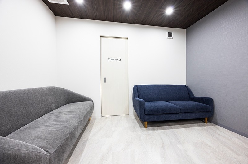 ①外観②受付③待合室