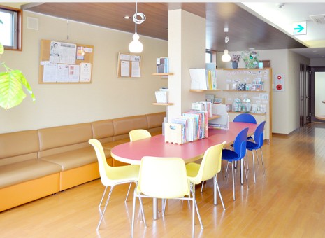 ①クリニック外観　②受付　③待合室