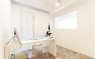 ①受付・待合室②診療室入口③カウンセリングルーム