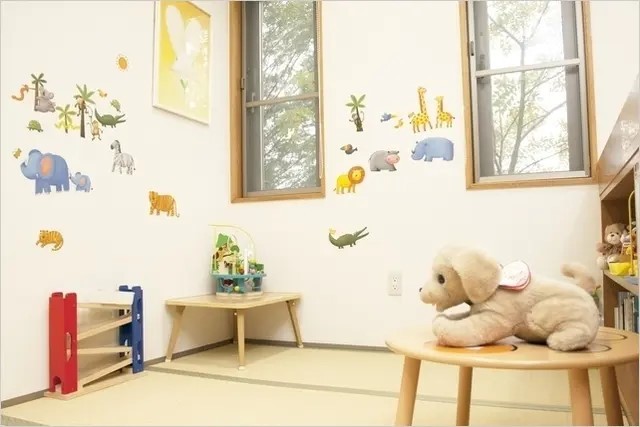 お子様のために本やパズルをご用意しています