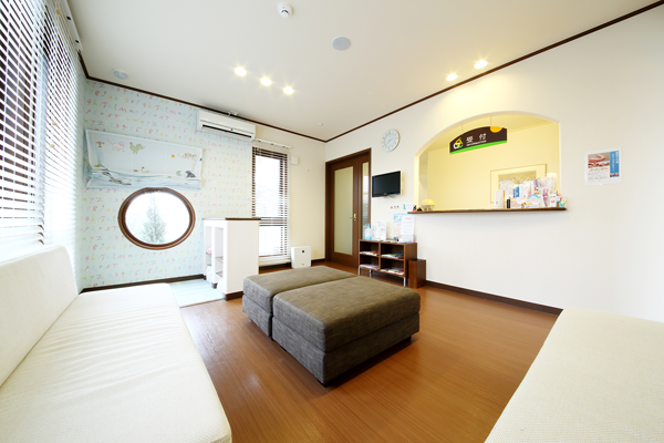 ①医院イメージ ②待合室 ③診療室