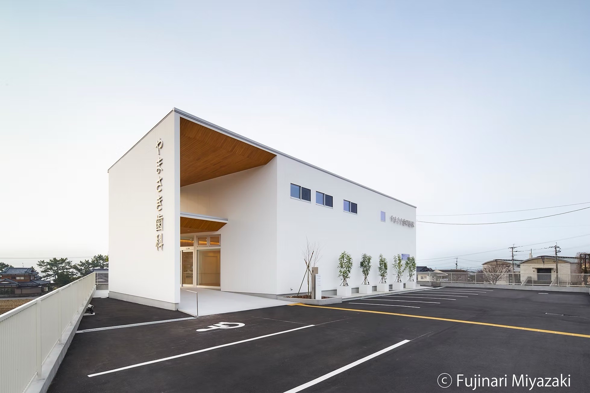 ①医院外観②待合室③エントランス