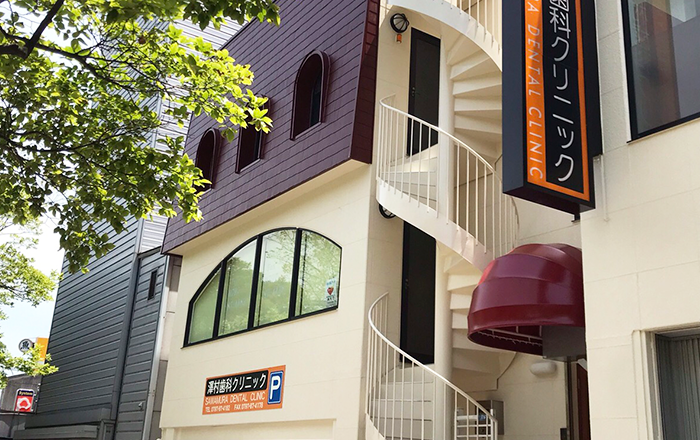 ①クリニック外観②待合室③診療チェア