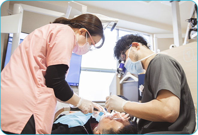 マイクロスコープで視覚的にわかりやすい説明を行っています。