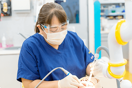 初期段階の治療から重度の歯周病への対応まで、幅広く治療を行っています